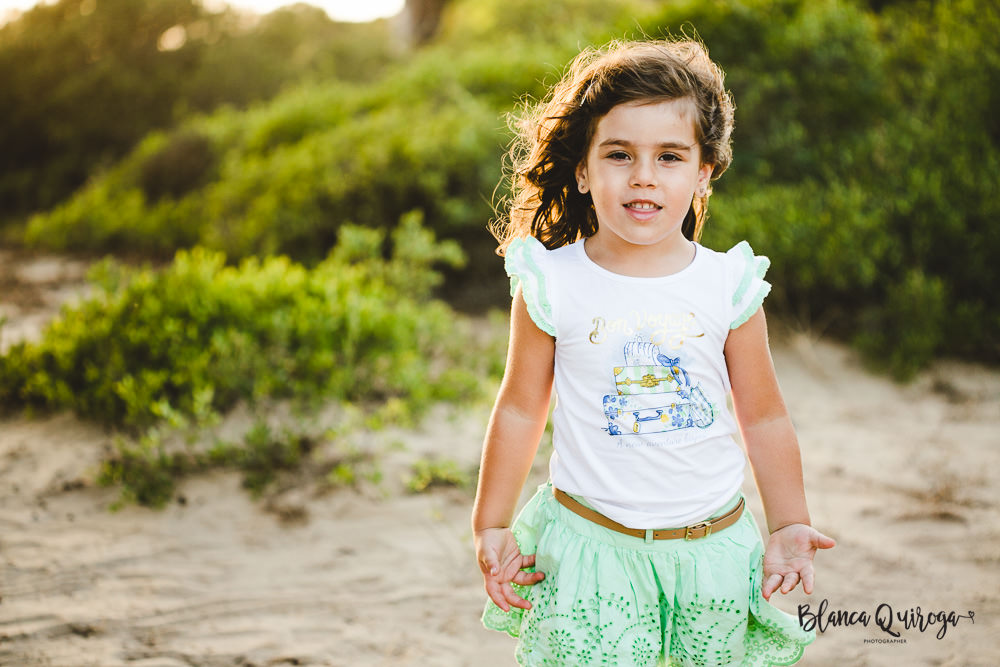 Blanca Quiroga. Fotografia infantil, familias, niños en la playa. Chiclana