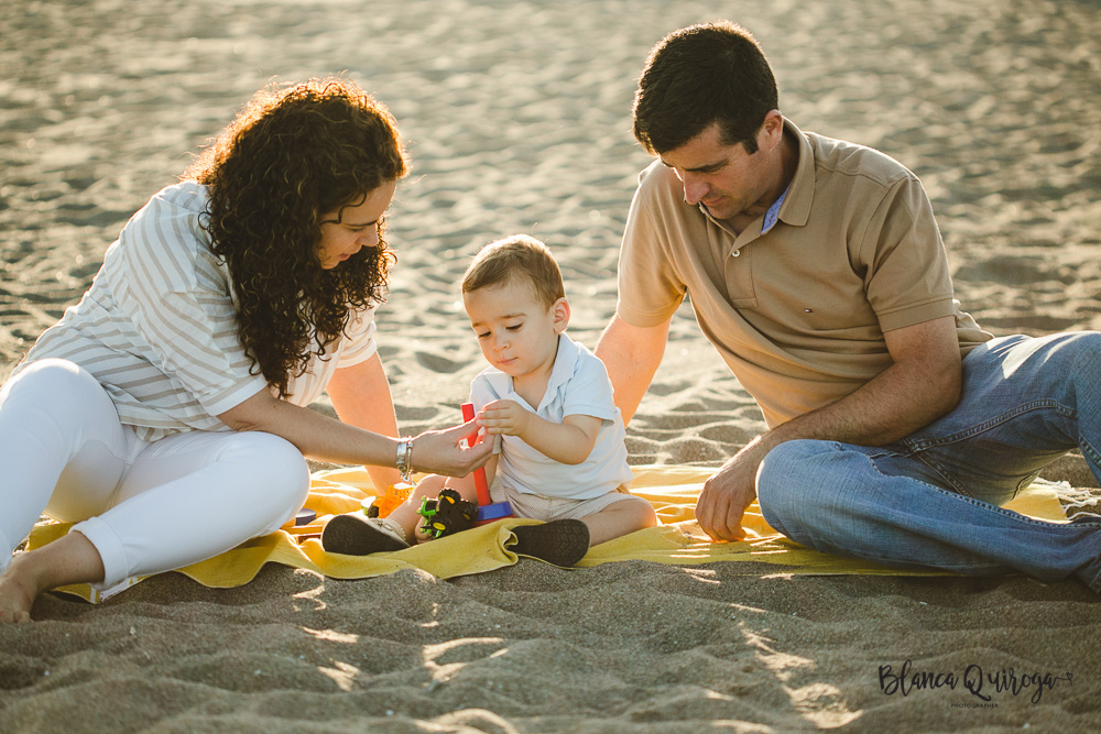 Blanca Quiroga. Fotografo familia, niños, bebes sevilla en la playa.