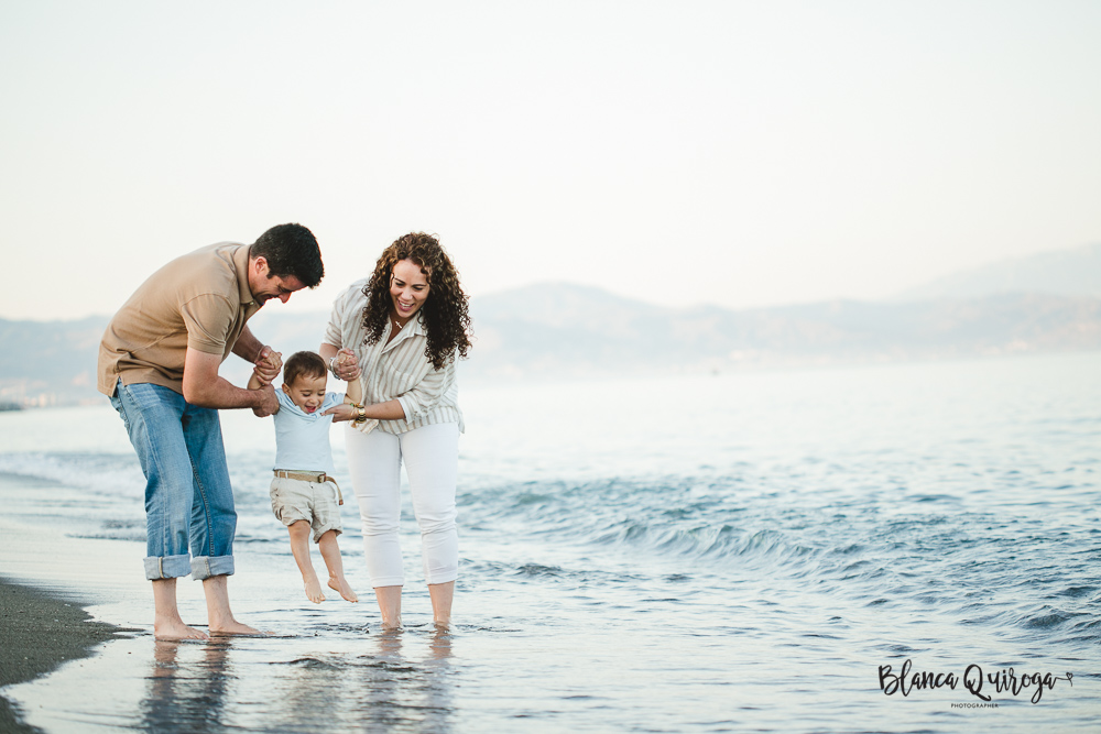 Blanca Quiroga. Fotografo familia, niños, bebes sevilla en la playa.