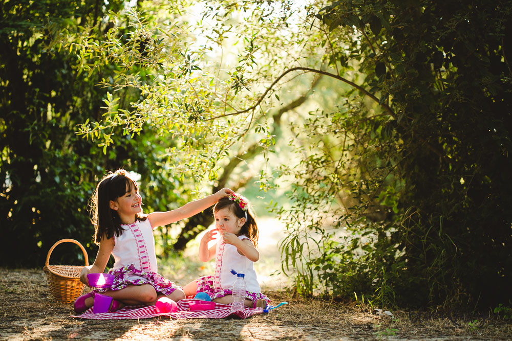 Fotografía de familia en Sevilla. Dos niñas en el parque.