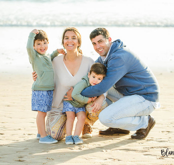 Fotografía de familia en la playa. Niños 2 y 3 años en Costa Ballena.