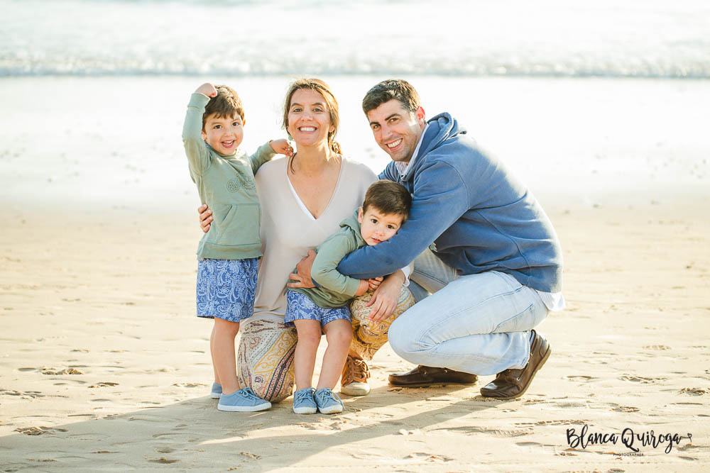 Fotografía de familia en la playa. Niños 2 y 3 años en Costa Ballena.