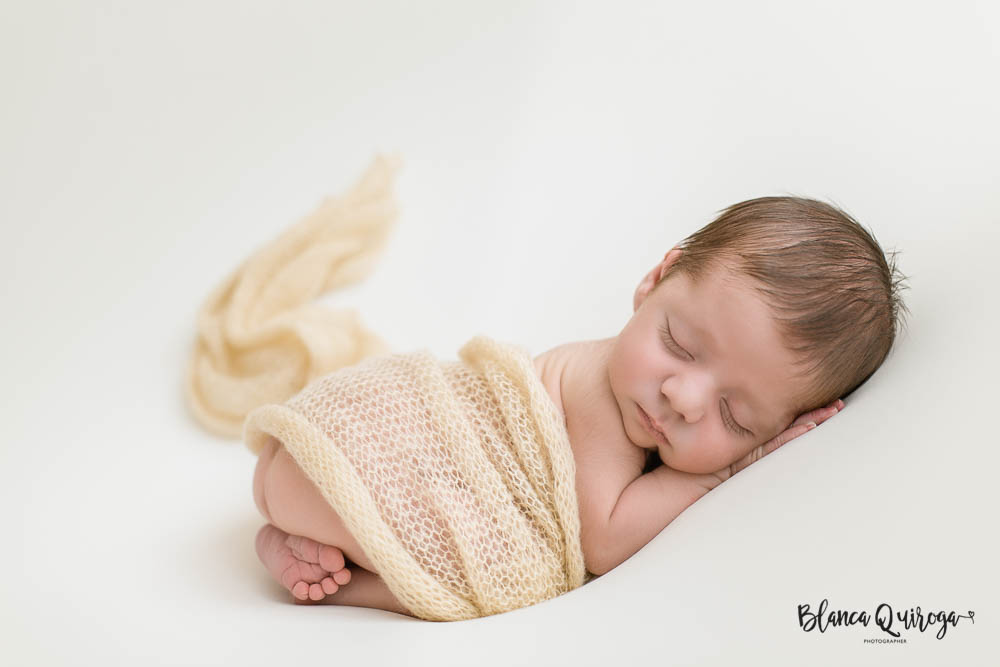 Fotografía de recién nacido en Sevilla. Newborn bebé de 9 días.