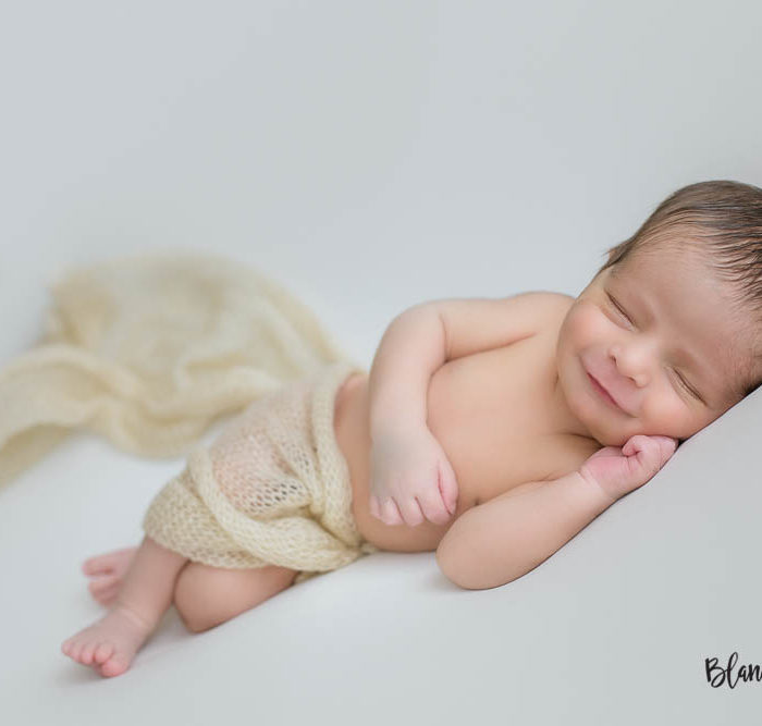 Fotografía de recién nacido en Sevilla. Newborn bebé de 10 días.