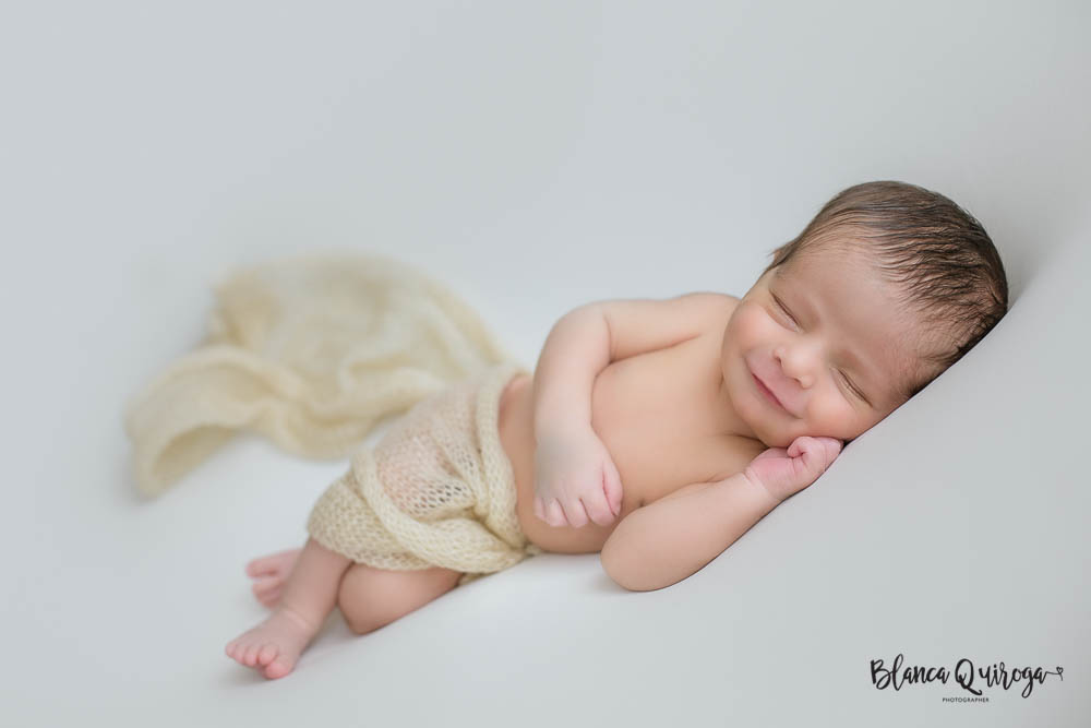 Fotografía de recién nacido en Sevilla. Newborn bebé de 10 días.