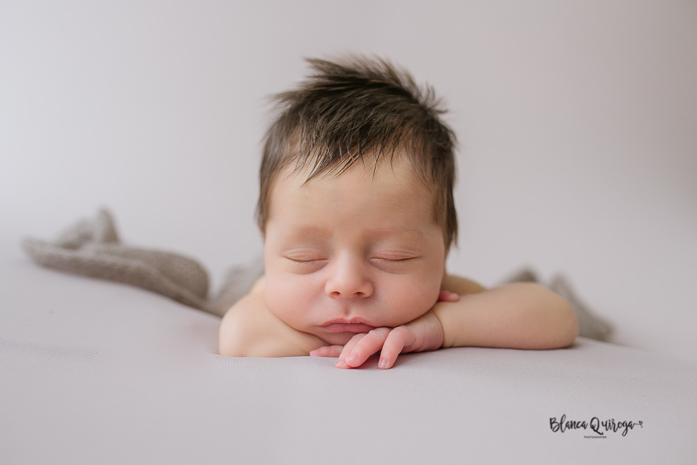 Fotografía de newborn en Sevilla. Bebé de 13 días.