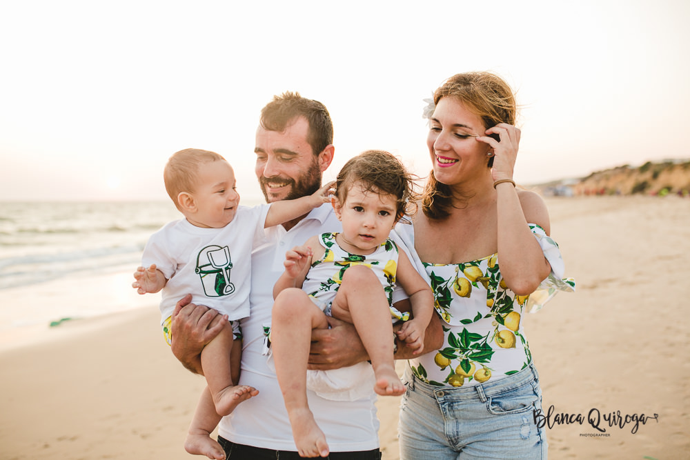 Fotografía de familia en la playa. Huelva.