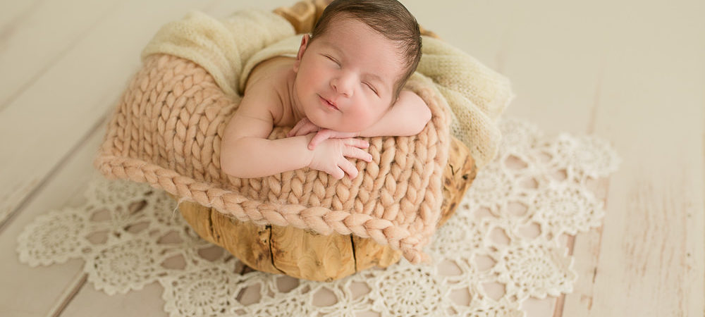 Fotografía de recién nacido en Sevilla. Newborn bebé de 8 días.