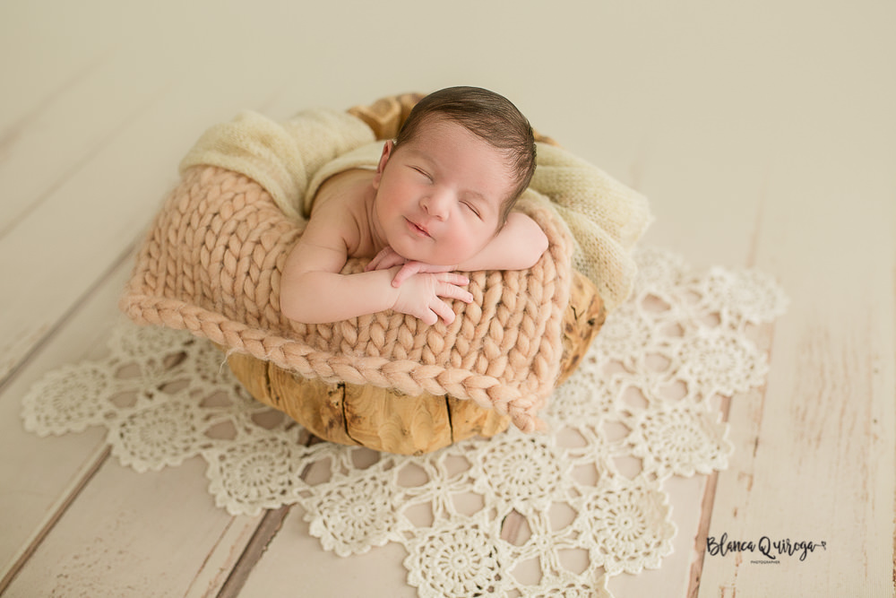 Fotografía de recién nacido en Sevilla. Newborn bebé de 8 días.