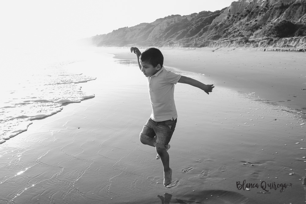 Blanca Quiroga. Fotografia de familia, infantil en la playa. Huelva