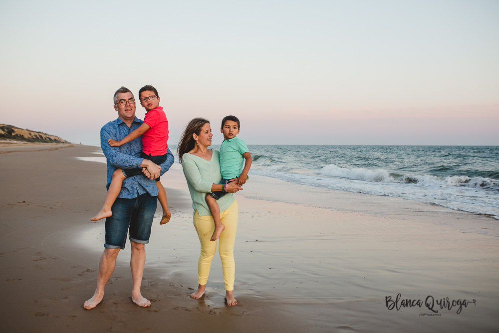 Blanca Quiroga. Fotografia de familia, infantil en la playa. Huelva