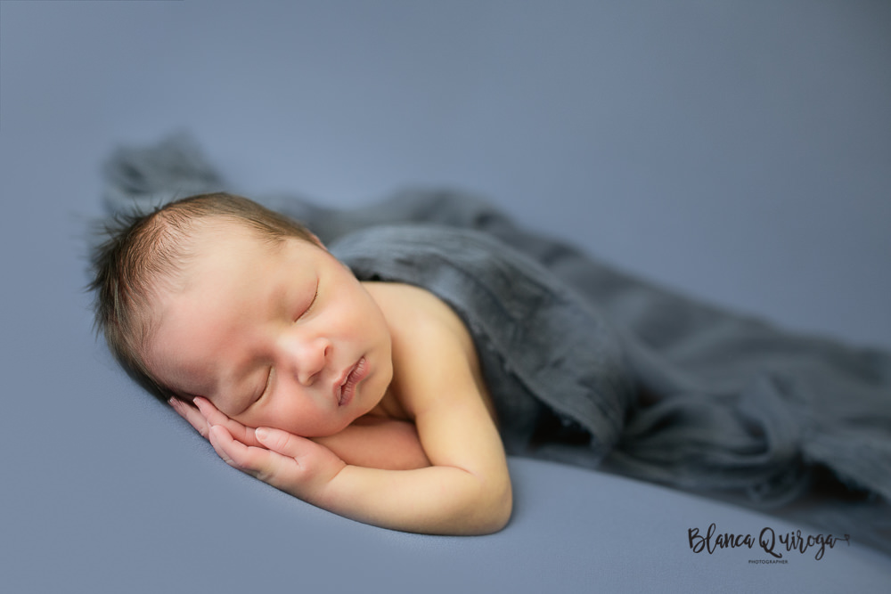 Fotografía recién nacido en Sevilla. Bebé con 7 días.