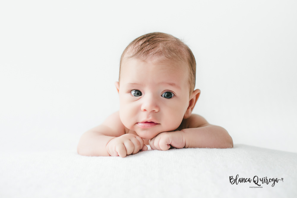 Fotografía bebé de 2 meses en estudio.