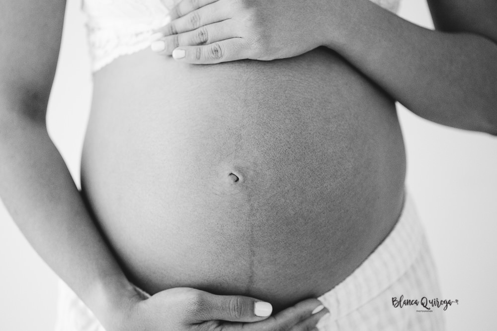 Fotografia de embarazo en estudio. Sevilla