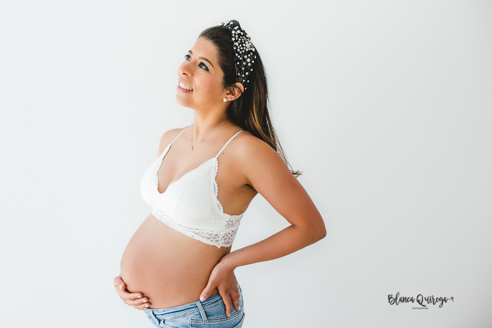 Fotografia de embarazo en estudio. Sevilla