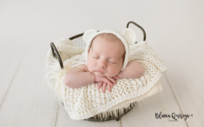 Fotografía recién nacido en Sevilla. Bebé con 9 días.