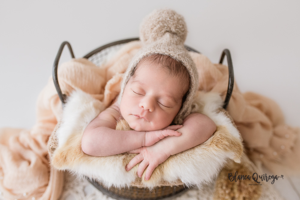 Fotografía de recién nacido en Sevilla. Newborn con 16 días.