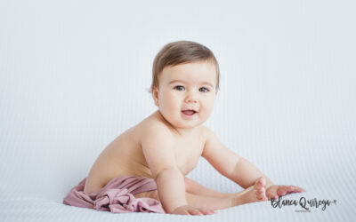 Fotografía de bebé en estudio en Sevilla. Niña con 9 meses.