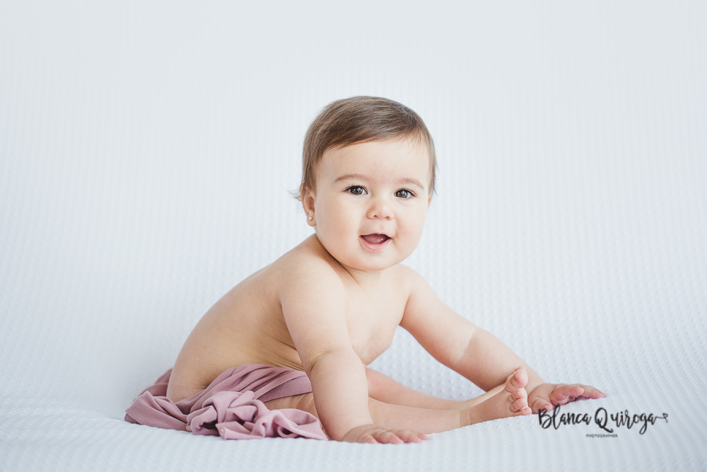 Fotografía de bebé en estudio en Sevilla. Niña con 9 meses.