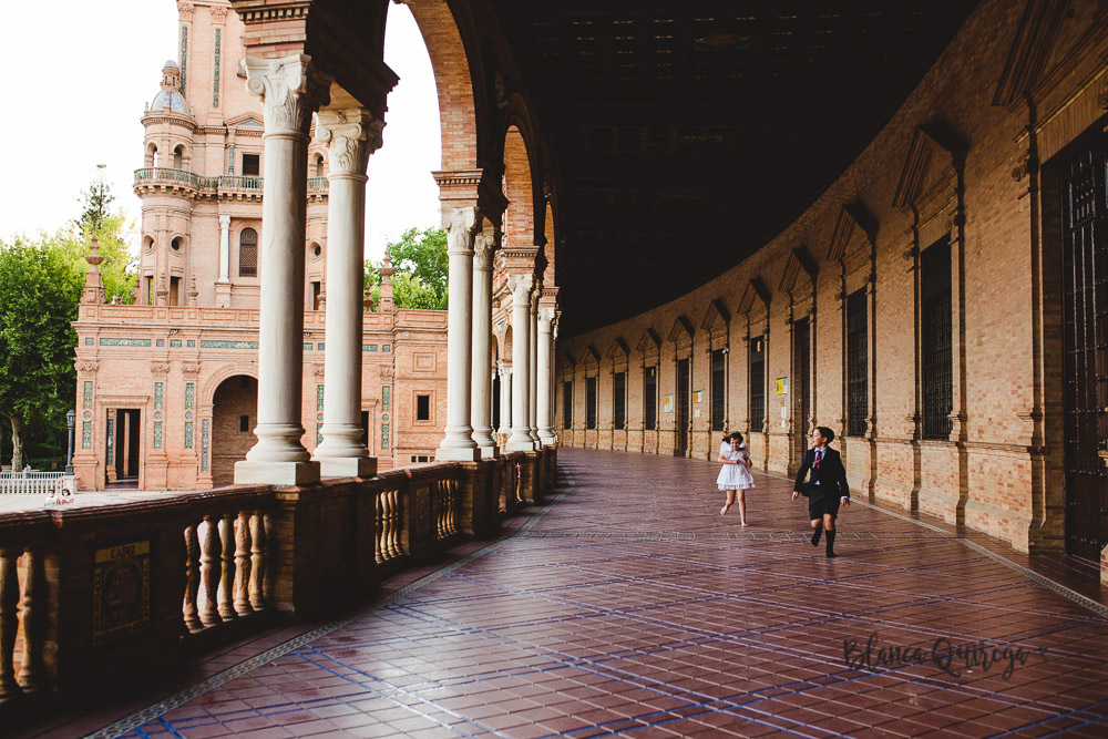 Blanca Quiroga. Fotografia comunion plaza de España y parque Maria Luisa en Sevilla