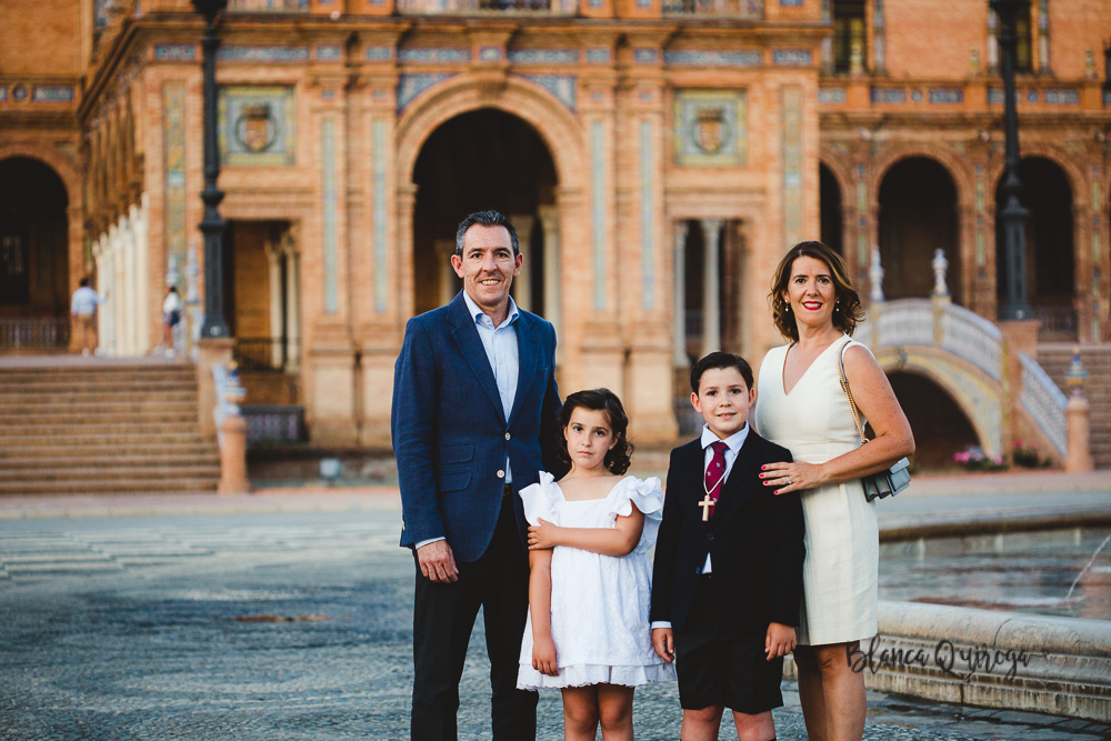 Blanca Quiroga. Fotografia comunion plaza de España y parque Maria Luisa en Sevilla