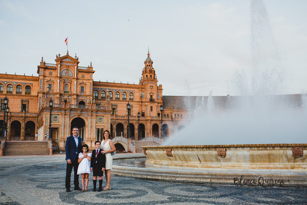 Blanca Quiroga. Fotografia comunion plaza de España y parque Maria Luisa en Sevilla