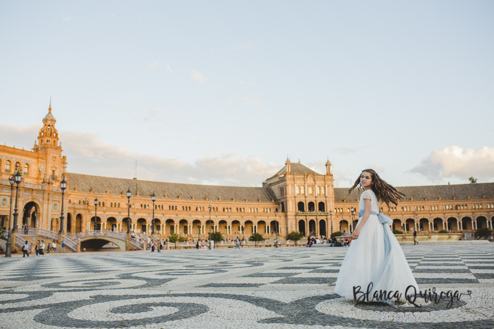 Blanca Quiroga. Fotografía comunion Plaza de España en Sevilla