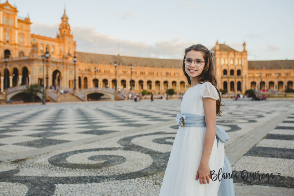 Blanca Quiroga. Fotografía comunion Plaza de España en Sevilla