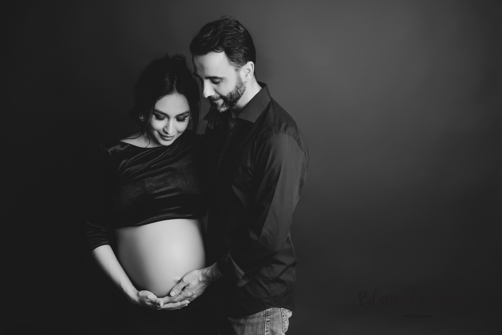 Blanca Quiroga. Fotografía embarazo estudio en Sevilla