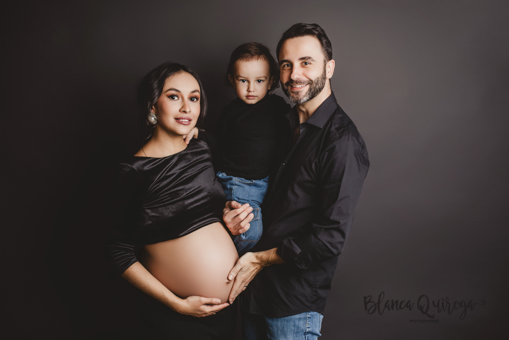 Blanca Quiroga. Fotografía embarazo estudio en Sevilla