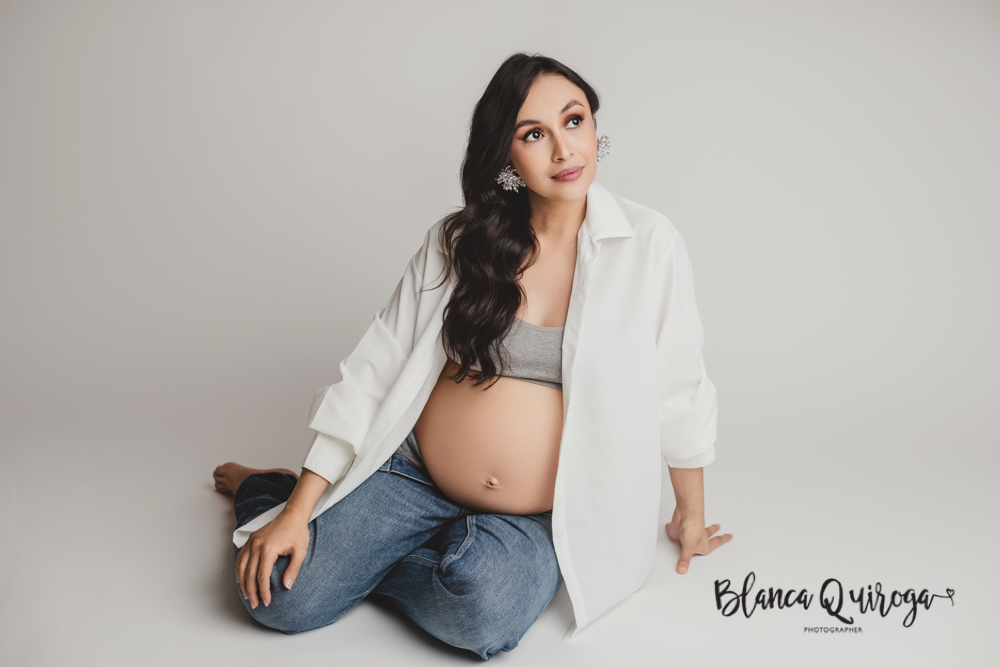 Blanca Quiroga. Fotografía embarazo estudio en Sevilla