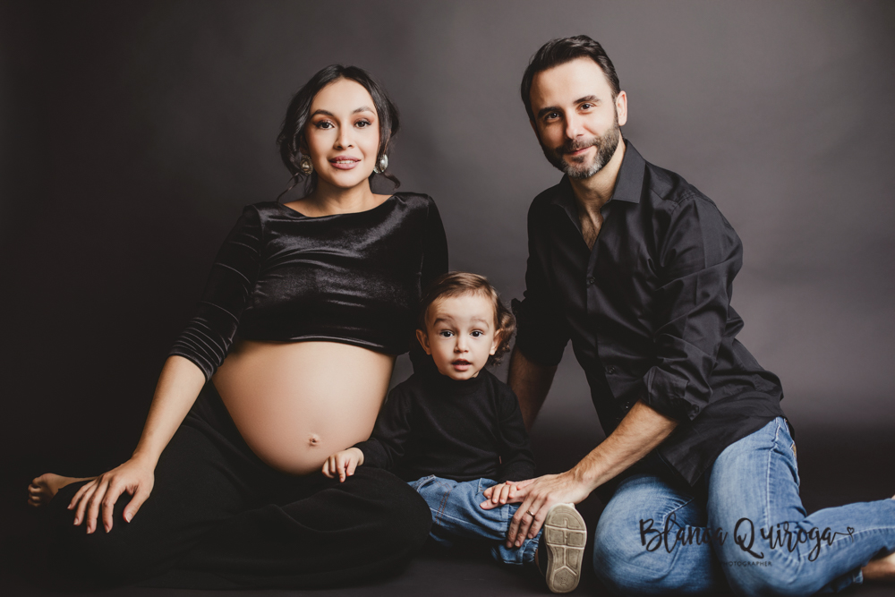 Blanca Quiroga. Fotografía embarazo estudio en Sevilla