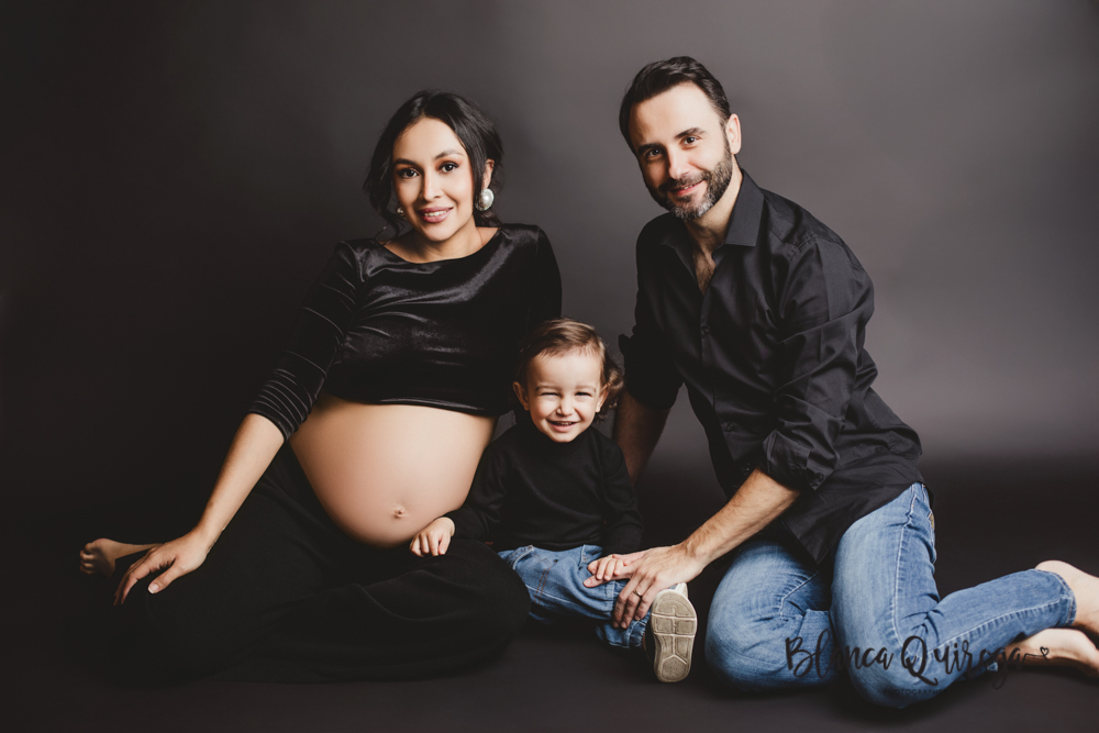 Blanca Quiroga. Fotografía embarazo estudio en Sevilla