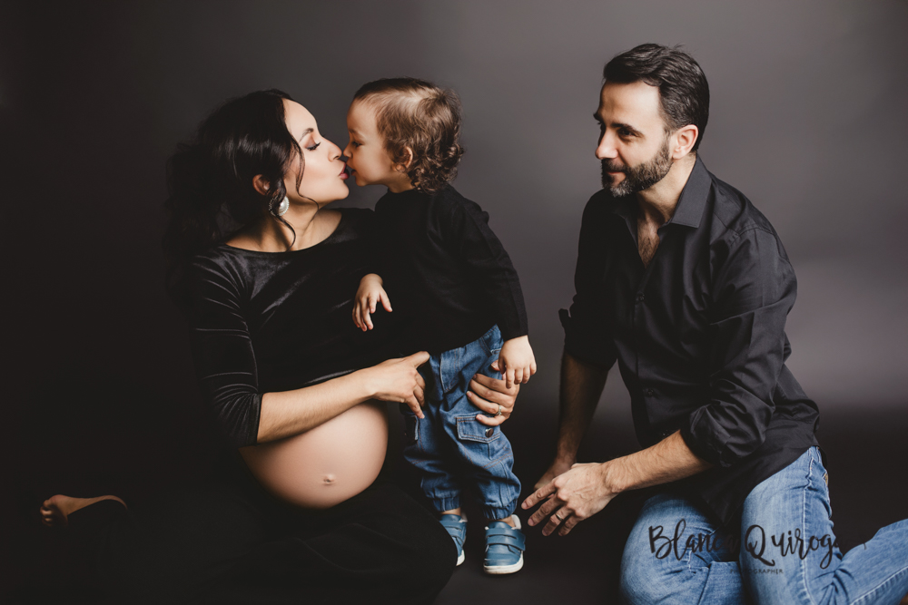Blanca Quiroga. Fotografía embarazo estudio en Sevilla
