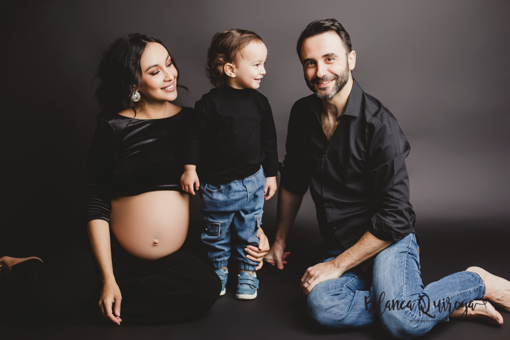 Blanca Quiroga. Fotografía embarazo estudio en Sevilla