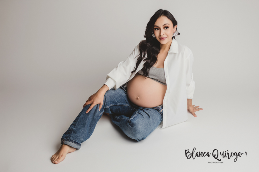 Blanca Quiroga. Fotografía embarazo estudio en Sevilla