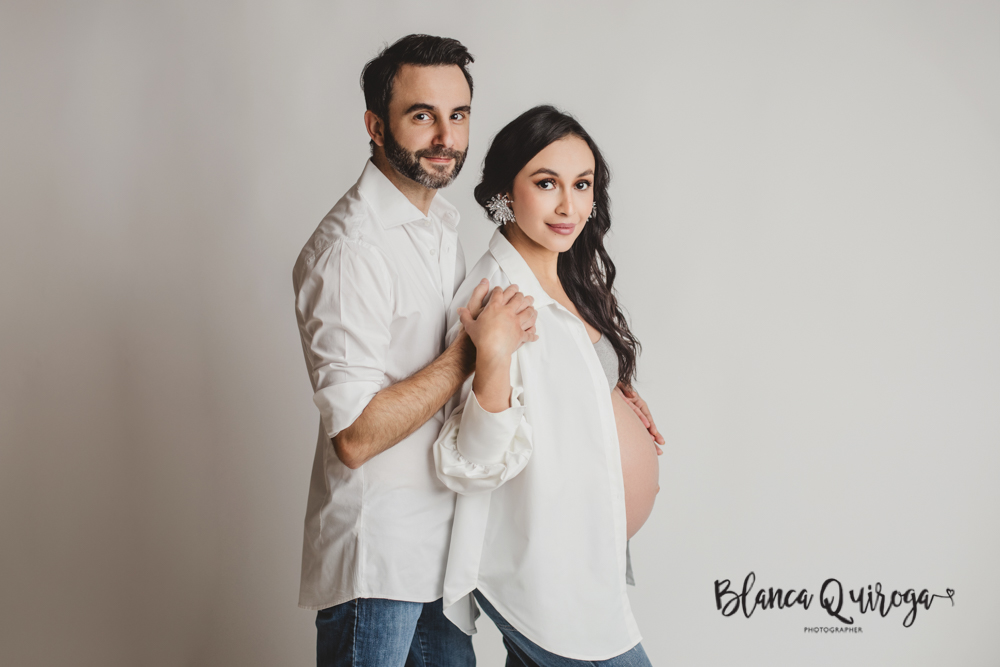 Blanca Quiroga. Fotografía embarazo estudio en Sevilla