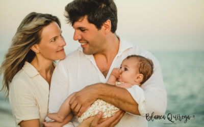 Fotografía de familia en la playa. Huelva.