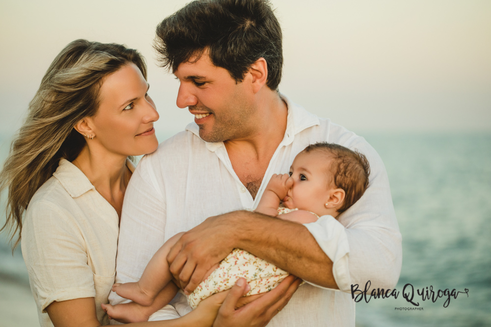 Fotografía de familia en la playa. Huelva.