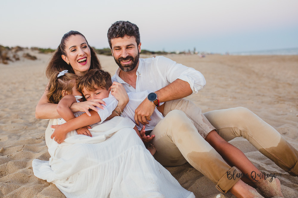 Blanca Quiroga. Fotografía familia en la playa. Huelva