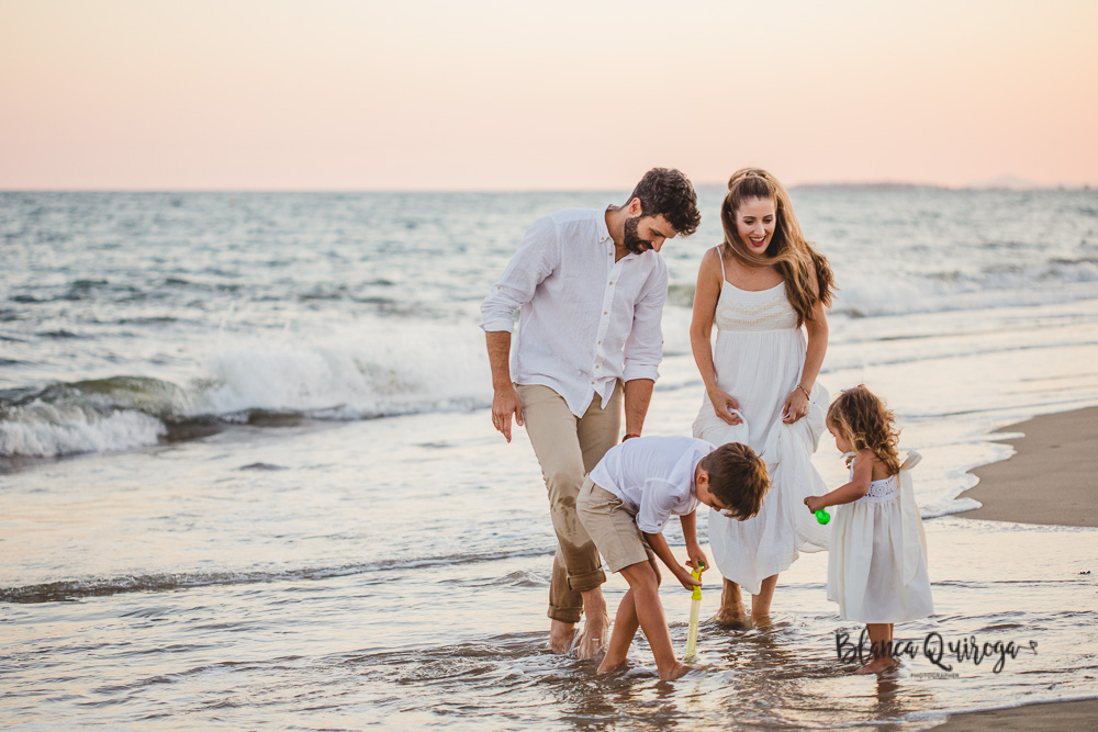 Blanca Quiroga. Fotografía familia en la playa. Huelva