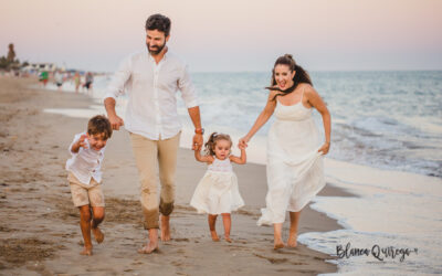 Fotografía de familia en la playa. Huelva.