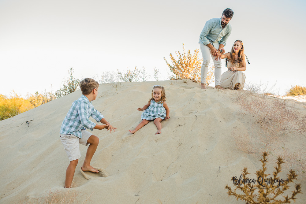 Blanca Quiroga. Fotografía familia en la playa. Huelva