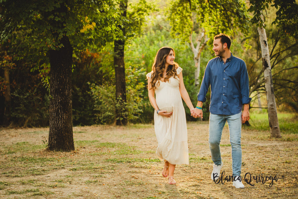 Blanca Quiroga. Fotografía de embarazo en el parque. Sevilla