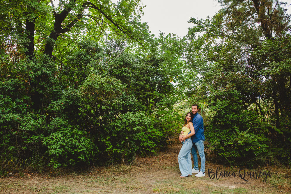 Blanca Quiroga. Fotografía de embarazo en el parque. Sevilla