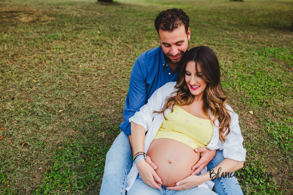 Blanca Quiroga. Fotografía de embarazo en el parque. Sevilla
