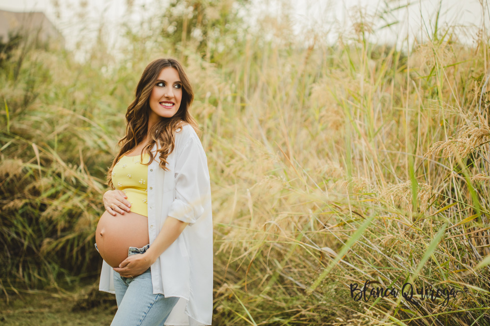 Blanca Quiroga. Fotografía de embarazo en el parque. Sevilla