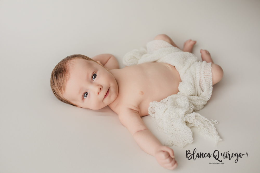 BlancaQuiroga. Fotografía recién nacido en estudio Sevilla.