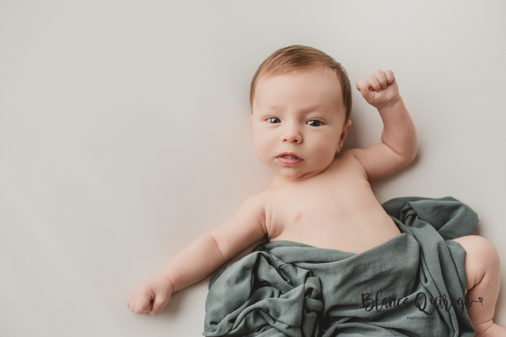 BlancaQuiroga. Fotografía recién nacido en estudio Sevilla.