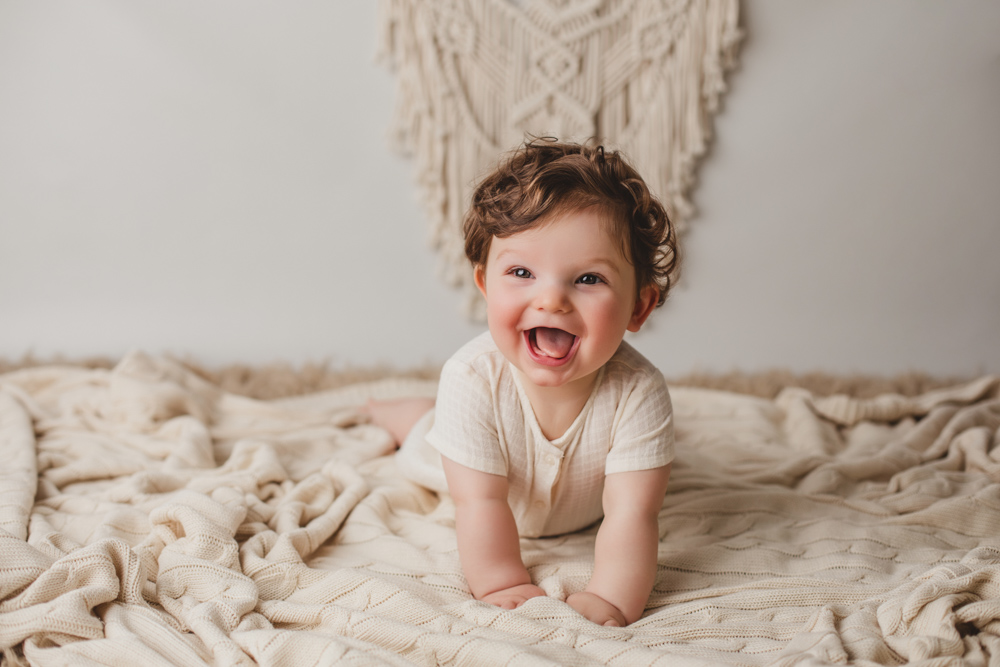 BlancaQuiroga. Fotografía seguimiento 1º año bebé en estudio en Sevilla